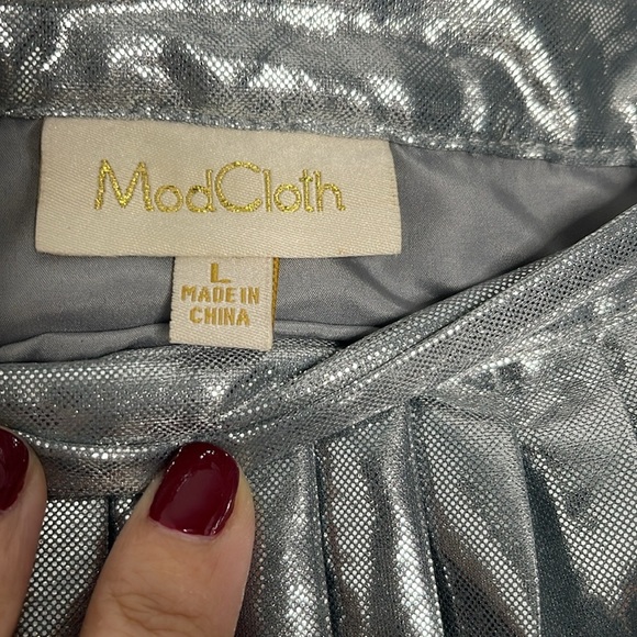 ModCloth Silver Metallic Pleated Tiered Skirt Size Large - Picture 3 of 7